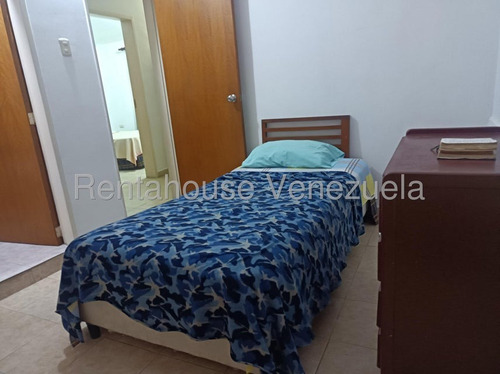 Julio Latouche 25-10392 Townhouse En Venta La Entrada Naguanagua, Cómodo Y Acogedor, Clima De Montaña, En Plena Avenida.