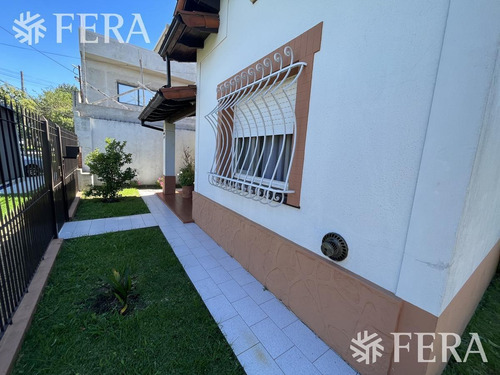 Imagen 2 de 17 de Venta Casa 3 Ambientes Con Jardín, Cochera Y Gran Fondo Libre En Quilmes (29595)