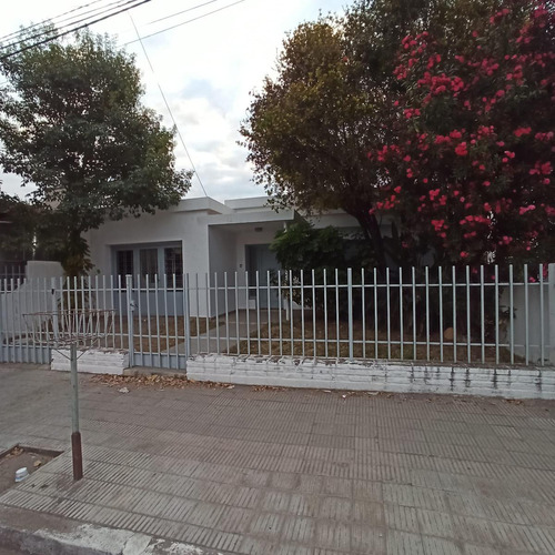 Casa De 3 Dorm Con Gran Patio Y Asador - B° Los Naranjos Con 330m2 Totales