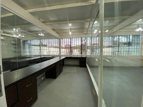 Maikelly Zabala Alquila, Buen Comercial Con Ubicación En La Zona Este Barquisimeto, Cuenta Con Oficina Amoblada Y 600 Mt2, Mz