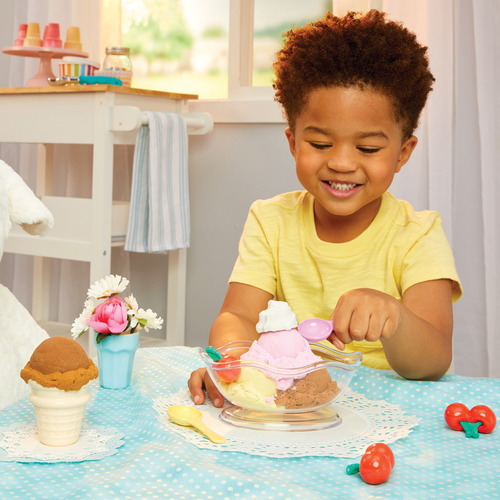 Little Tikes Creative Chefs Kit de Helado - Set de Heladería Infantil con Arena de Juego Make-It! Mix, 17 Accesorios Realistas, Tarjeta de Recetas y Mesa de Juego Plegable, No Comestible