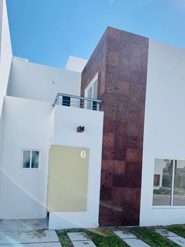 Bonita Casa Con Jardín Y Con 3 Habitaciones, Una En Planta Baja.