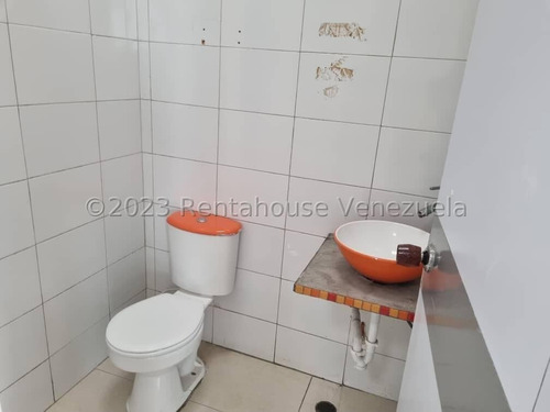 Local Comercial En Venta En Nueva Segovia Barquisimeto Lara -- %%m-c-t%% Cod. 24 Guion 3 7 5 9