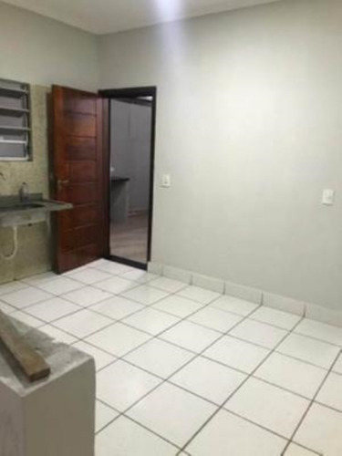 Imagem 8 de 9 de Casa No Balneário Gaivota, Em Itanhaém, Litoral Sul De São Paulo. Possui Churrasqueira, Quintal Com Jardim E Vaga Para 02 Automóveis.