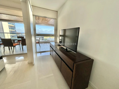 Apartamento En Venta De 2 Dormitorios En Icon Tower, Punta Del Este.