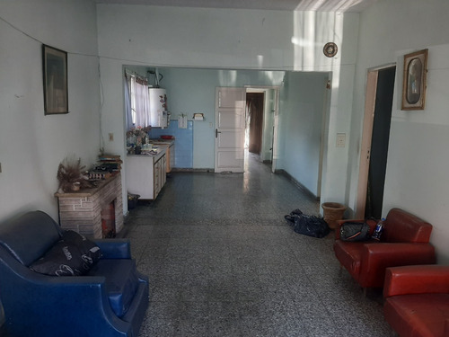 Gran Inmueble Sobre Calle Principal Para Vivir O Para Inversión En Zona Estratégica Del Barrio Para Destinos Múltiples Apto Profesional Comercial Salón Garages Viviendas Galpón Fot 2 Desarrolladores