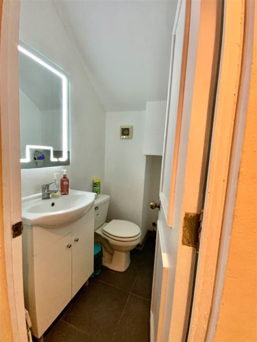 Excelente Propiedad De 3 Pisos Con 6 Dormitorios Y 3 Baños.