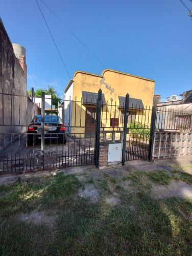 Casa Al Frente Con Cochera Y Patio En Barrio Sargento Cabral, Santa Fe