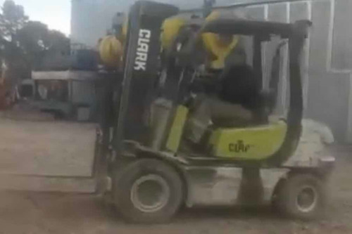 Imagen 5 de 12 de Autoelevador Clark 2,5tn Diesel C/desplazador Envios Al Pais