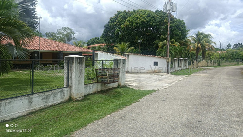Hermosa Casa, Con Amplios Y Bellos Espacios Destinados A La Recreacion 23-31300 Eloisa Mejia