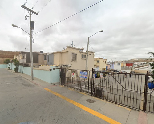 Sk01- Casa En Remate Bancario En Priv. Gredos, Urbiquinta Del Cedro, Tijuana, Bc. (65% Debajo De Su Valor Comercial, Solo Recursos Propios)