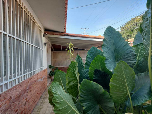 Casa De 352m2 En Residencias El Centro En Maracay