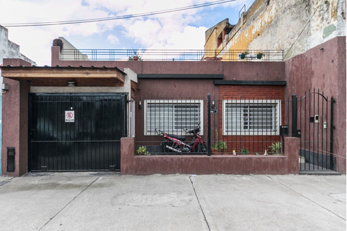 Casa De 4 Amb En Venta En Lanús O. Acepta Permuta