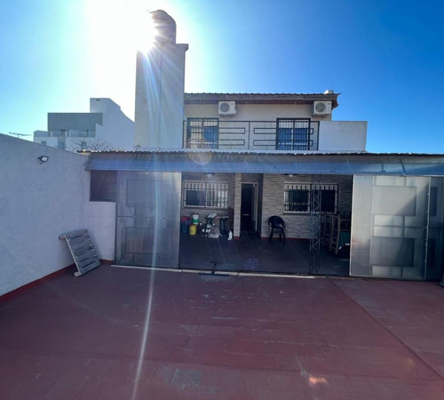 Venta De Departamento Con Galpon En Pompeya
