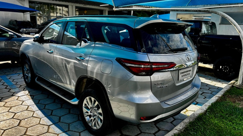 Toyota Hilux SW4 2.8 D-4D TURBO DIESEL SRX 4X4 AUTOMÁTICO