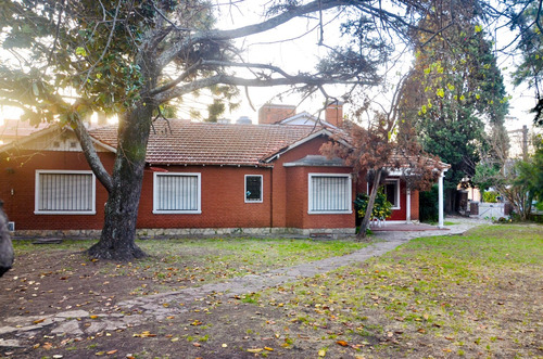 Casa Quinta Por Dia Zona Oeste, Excelente Ubicacion Situada En Centro De Castelar, Partido De Moron, Cercano A Ituzaingo, Ramos Mejia, Hurlingham, San Antonio De Padua Y Haedo, A 15 Minutos De Caba