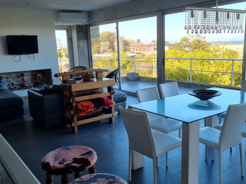 Imagen 9 de 30 de Chalet De Moderno Diseño A Metros Del Mar.