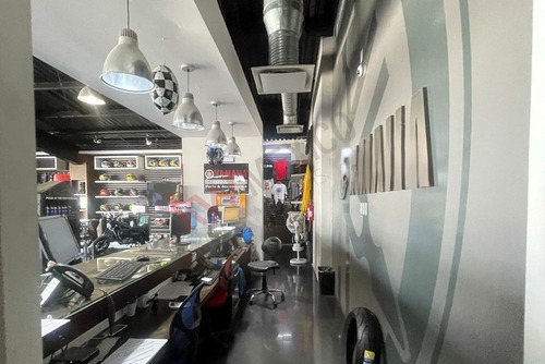 Local Comercial En Renta De 680 M2 Sobre Bernardo Quintana, Querétaro
