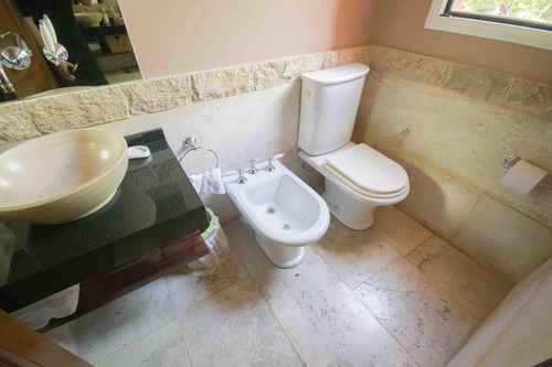 Casa De 5 Ambientes Con Dependencia De Servicio En Venta, En Martínez.