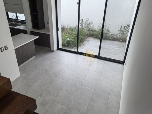 Casa De Autor En Zibata En Venta O Renta Con Recámara En Planta Baja O Estudio