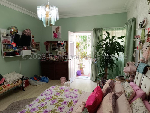 San Bernardino !! Amplia Y Hermosa Casa Totalmente Remodelada, Dividida En 3 Ambientes Independientes, 434 M2 Terreno, 555 M2 Const., 9 Hab., 8 Baños, 7 Pe, 3 Cocinas. Calle Cerrada Vigilancia 24/7 !!