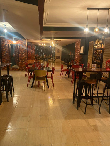 Restaurante Operando Y Equipado 5 Ambientes, 4 Parking 3 B