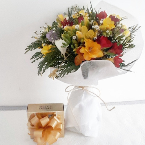 Ramo Flores Fresias Y Bombones Ferrero. Envíos A Domicilio.