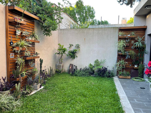 Casa En Venta - 3 Dormitorios 3 Baños - Cochera - 250mts2 - Temperley