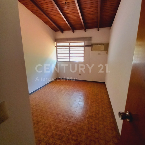 Imagen 19 de 24 de Hermoso Town House En Longa España Con Vista Al Mar, Piscina Privada Y Gran Potencial De Remodelación.