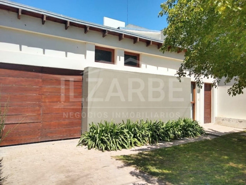 Moderna Casa Sobre Calle Saturnino Justo