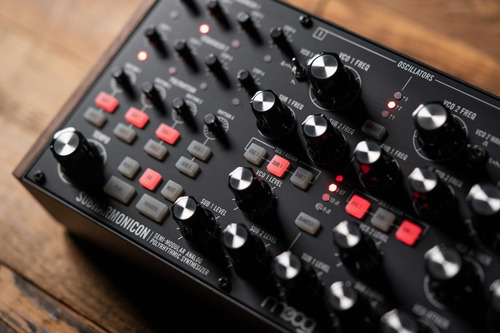 Imagen 10 de 10 de Subharmonicon Sintetizador Semimodular Moog Music Audiotecna