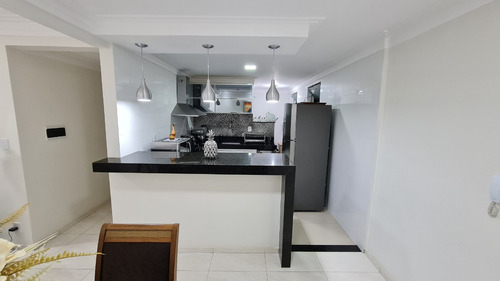 Apartamento De 70m² Com Dois Quartos, Com Uma Suíte, Todo Em Porcelanato No Bairro Bom Jardim.