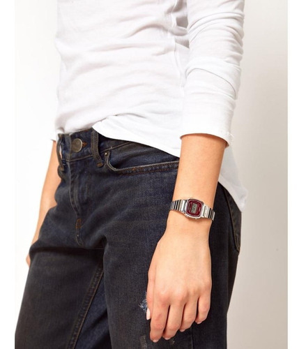 Imagen 4 de 9 de Reloj de pulsera Casio Youth LA670 de cuerpo color plateado, digital, para mujer, fondo bordó, con correa de acero inoxidable color plateado, dial negro, minutero/segundero negro, bisel color plateado y hebilla de gancho