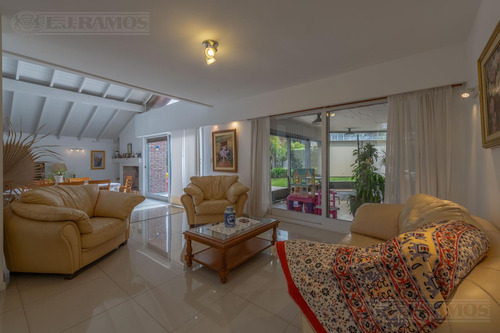 Lj Ramos | Vende | Casa En Campo Chico, Pilar | Luminosa Y Amplia C/ Pileta |