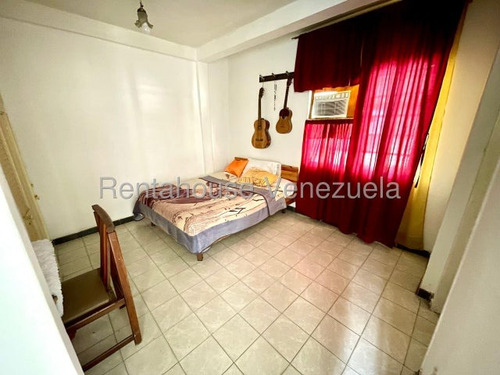 Amplia Y Cómoda Casa En Venta Al Oeste De La Ciudad, Posee Gran Distribución Interna Para El Disfrute De Tu Familia
