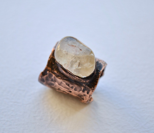 Imagen 1 de 7 de Anillo Texturado Con Piedra Natural Cuarzo Cristal Y Cobre