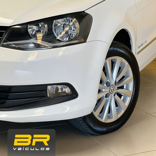 Imagem 3 de 10 de Volkswagen Voyage 1.6 Msi Comfortline Total Flex I-motion 4p