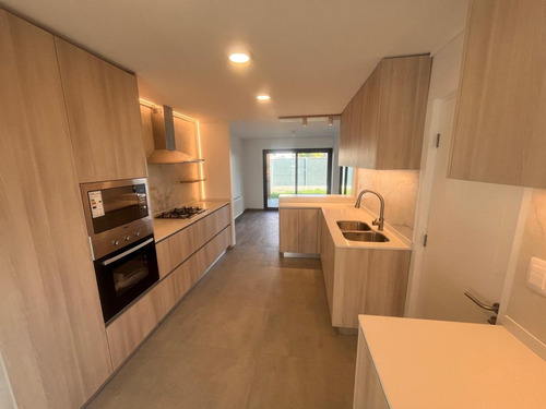 ¡remodelada! Vendo Casa 3d/3b/2est/ Altos Del Parque, Peñalo