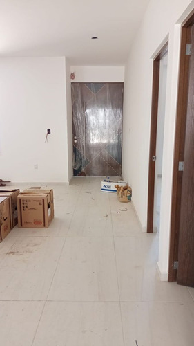 Preciosa Residencia En Misión San Jerónimo, 5 Habitaciones, Sótano, 6.5 Baños..