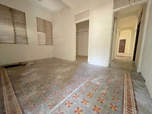 Se Vende Casa Para Oficina O Comercio En Avenida Bolivar. Requiere Adecuación