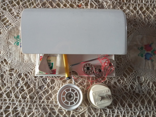Maquina De Coser Singer 2282 Enhebrador A Reparar . Buen Est Blanco (Usado)