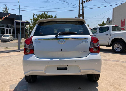 Imagen 12 de 15 de Toyota Etios 5 Ptas Xls M/t6 Vel. 0km My22 Blanco Disponible