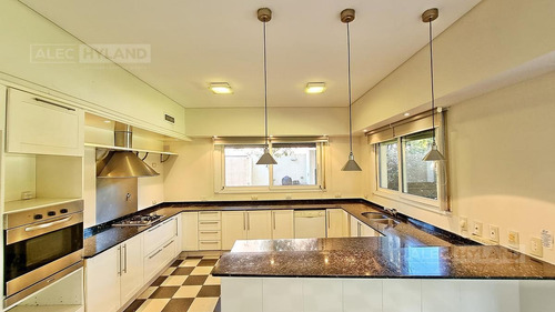 Imagen 15 de 30 de Casa Chalet Con Pileta En Venta - Las Lomas-golf, San Isidro