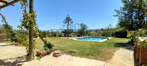 Casa En Venta De 5 Dorm. En Limache