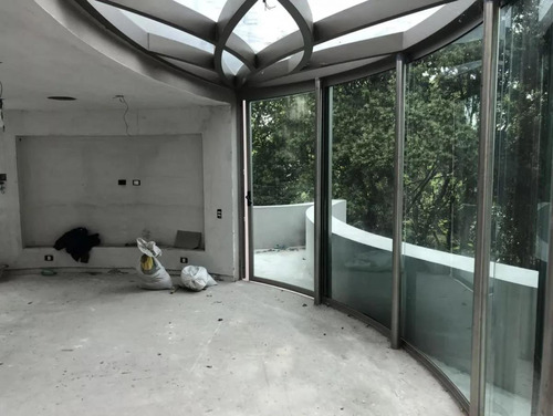 Casa En Venta - 4 Dormitorios 6 Baños - 1.530mts2 - Villa Udaondo