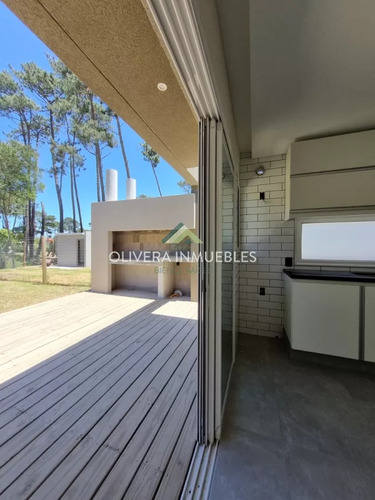 Casa Minimalista De 2 Dormitorios Y Medio, Y 3 Baños. Punta Del Este. 