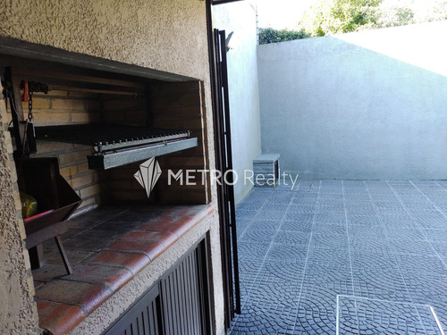 Casa En Venta 4 Ambientes Con Cochera Y Jardin En Bernal Centro