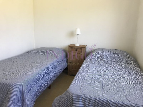 Muy Buena Casa En Alquiler A Pasitos Del Agua En Montoya, 5 Dormitorios .- Ref: 208