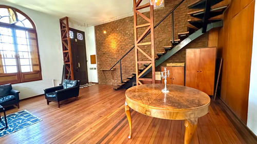 Casa Tres Niveles Barrio Histórico Doble Altura Muy Luminosa