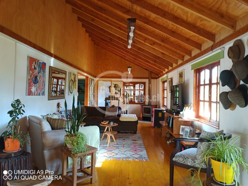 Parcela De 10.200 M2 Con Casa Nueva De 190 M2 En Curarrehue